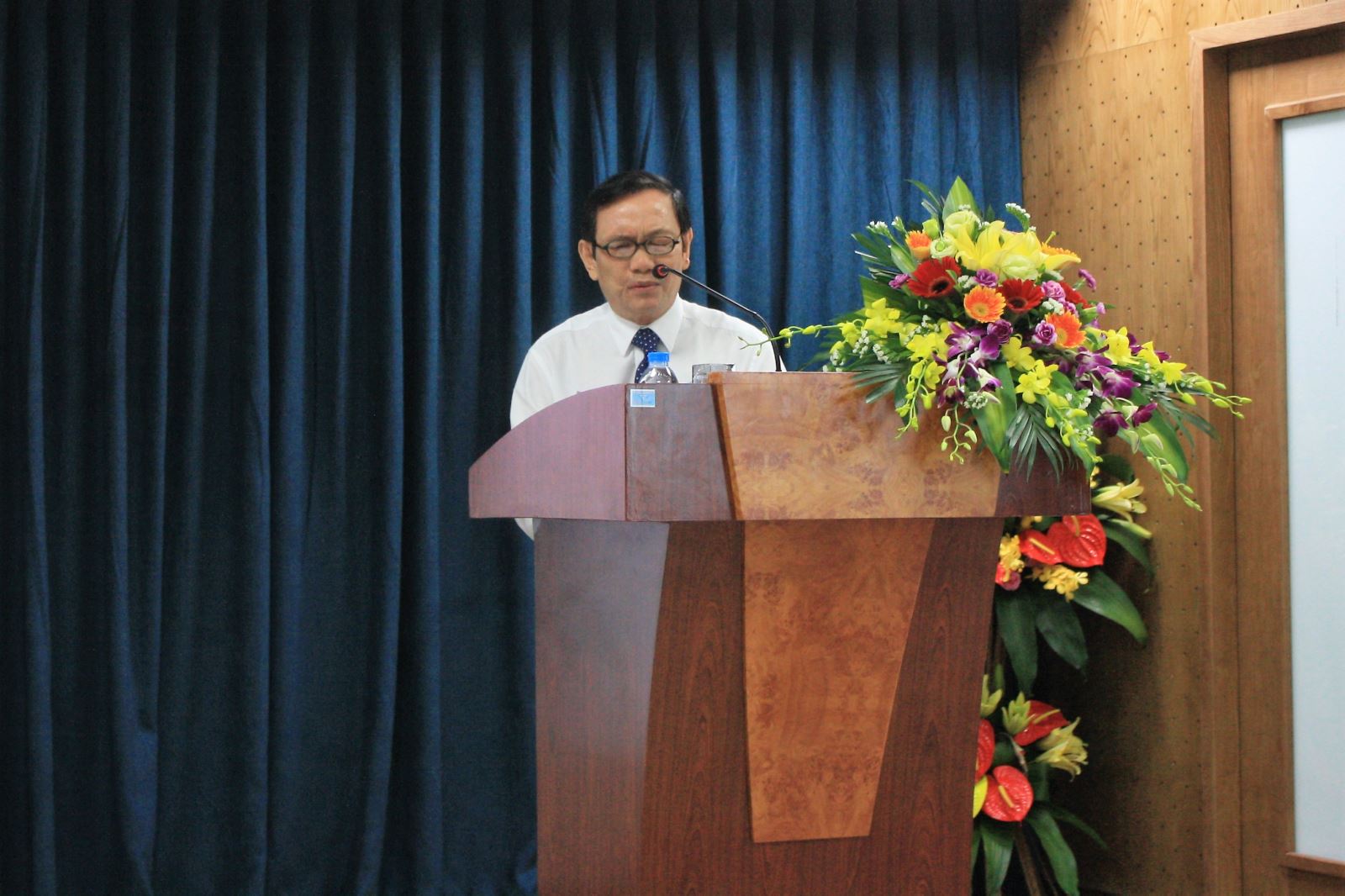 Ông Huỳnh Bá Vân - Phó Chủ tịch HĐQT kiêm Giám đốc Công ty trình bày tờ trình không tiếp tục tái cấu trúc Công ty